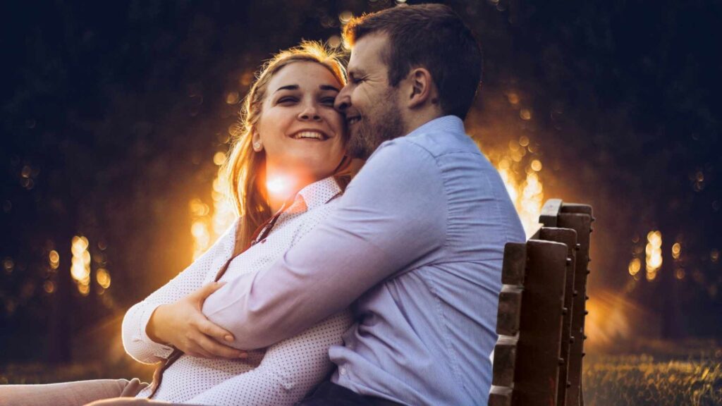 Álvaro feliz abrazando a su esposa en una banca del parque