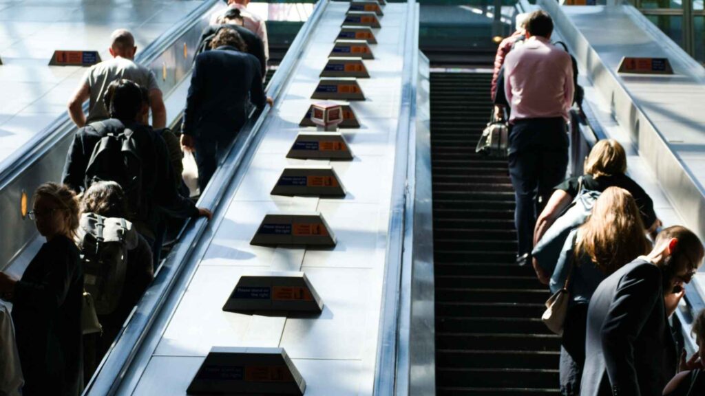 tren en Londres con personas en camino a sus trabajos