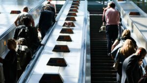 tren en Londres con personas en camino a sus trabajos