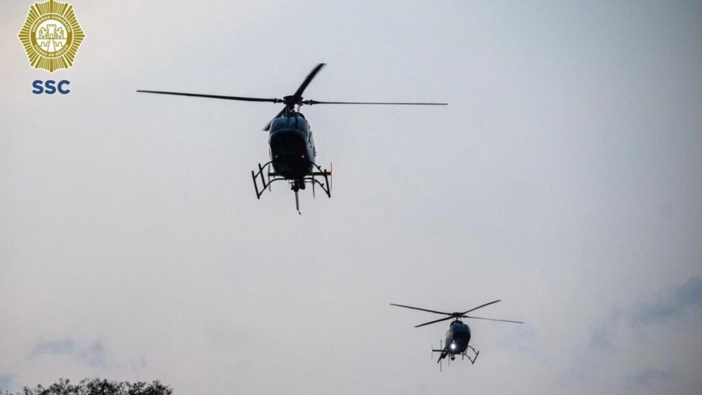 Helicoptero de la Ciudad de México sobrevolando ante un operativo.