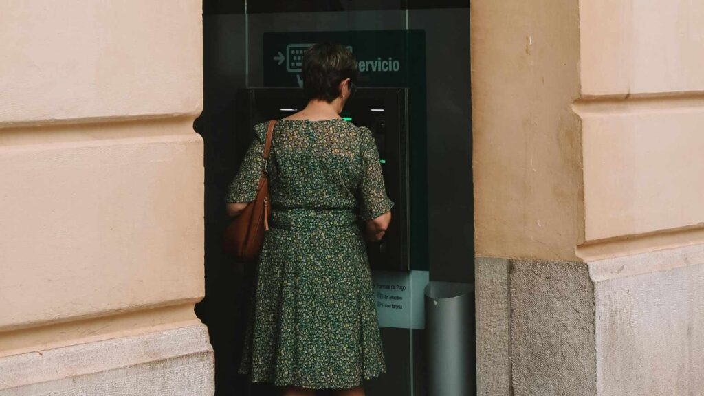 Retirar dinero en un cajero electrónico puede ser inseguro.