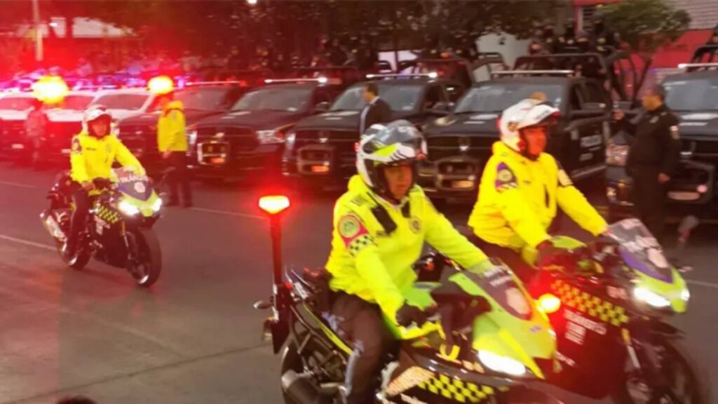 Policía de la Ciudad de México en motocicletas.