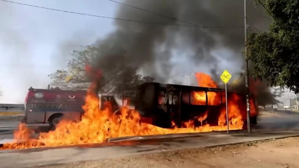 bloqueos y quema de camiones en jalisco