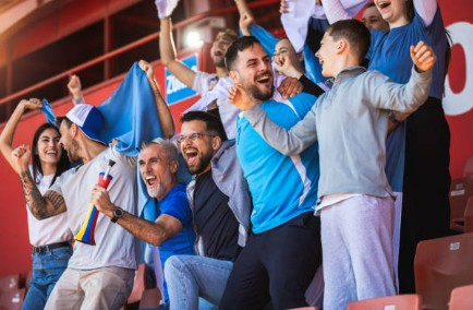Aficionados disfrutando un partido internacional de fútbol